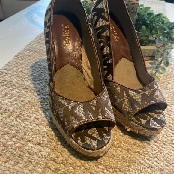 Michael Kors Brown Wedge Shoes with Signature Design sz 7.5 - Picture 1 of 6